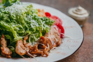 Салат Цезарь с курицей